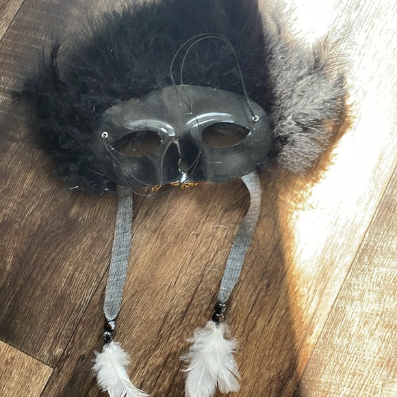 Clearing items out perfect for that party - Picture 2 of 2